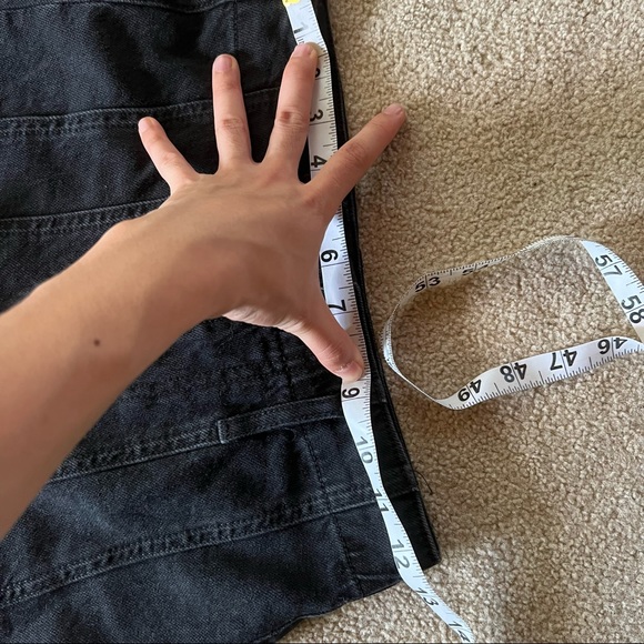 Reformation Eva shorts in black - Picture 6 of 9